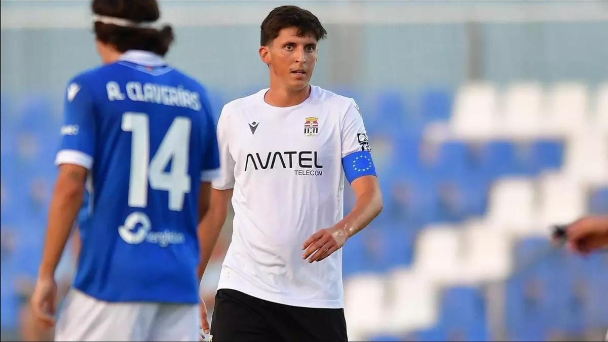 Álex Fidalgo, durante un partido con el FC Cartagena en la temporada 2025-2026, en Primera RFEF.