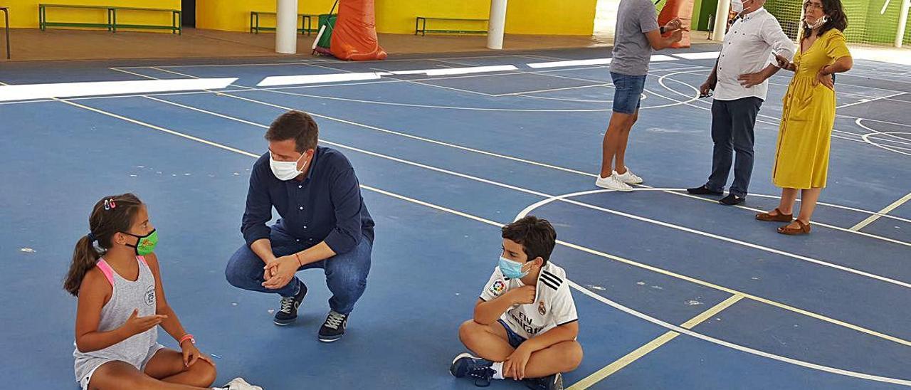 Roger Cerdà conversa con unos niños en la visita a la Escola d&#039;Estiu municipal, ayer.