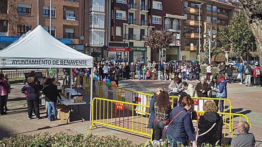 Aspecto de la Operación Bocata organizada por Manos Unidas en la plaza Virgen de la Vega