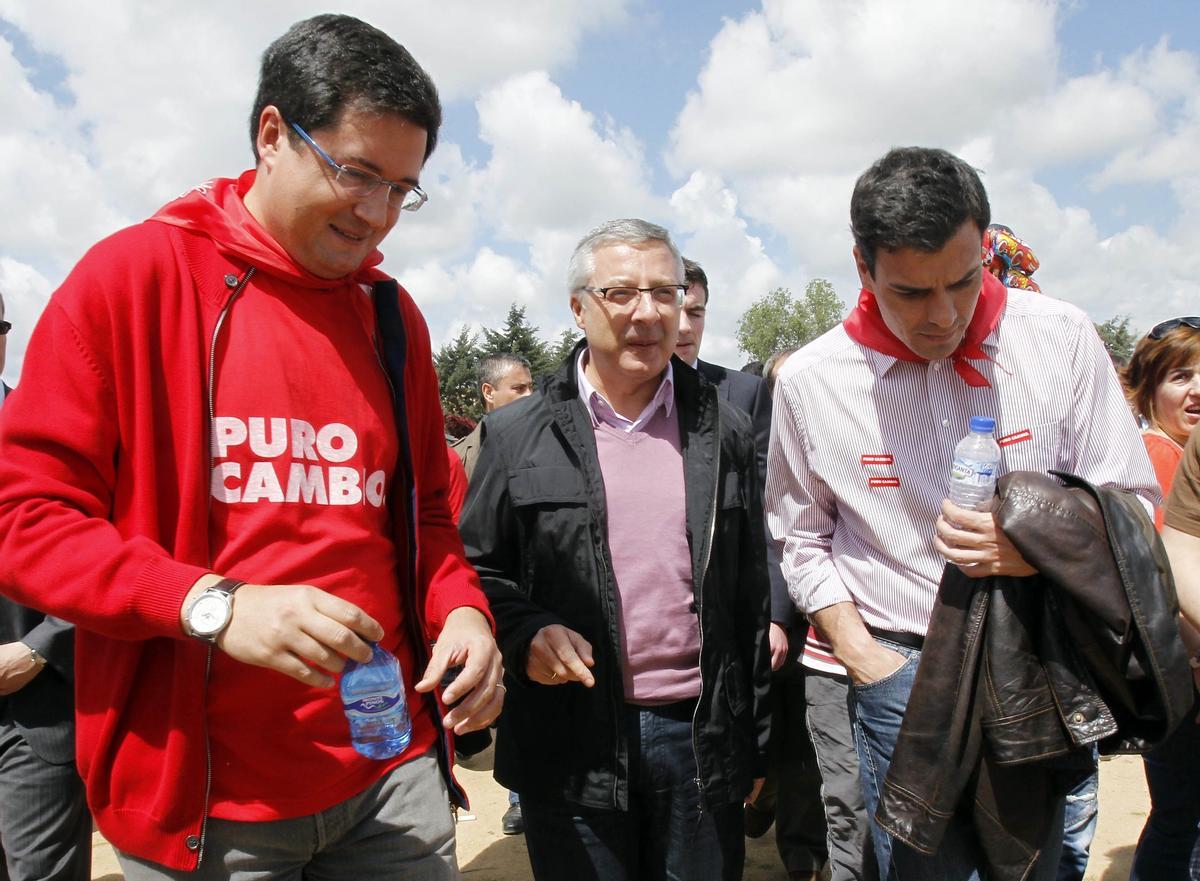 Óscar López, Pepe Blanco y Pedro Sánchez el 23 de abril de 2010, en la fiesta de Villalar. López, entonces secretario general de los socialistas de Castilla y León presentaba su proyecto para la comunidad, 'Puro cambio'.