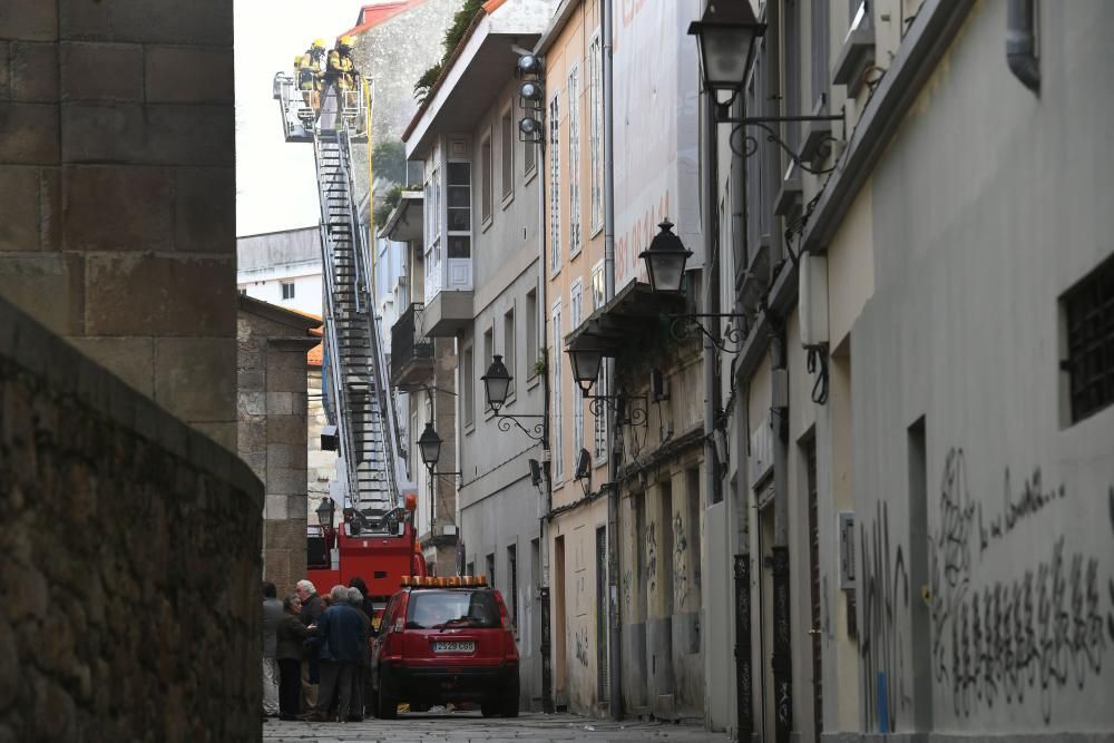 Un incendio destruye un piso en la calle Santa Mar