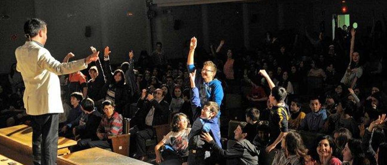 El ilusionista José Armas, ayer, frente a los alumnos del IES Fleming.