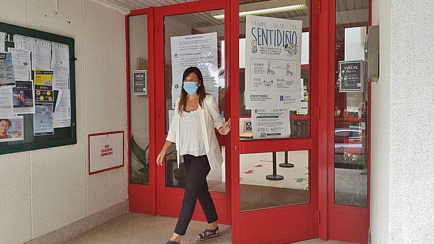 Verónica Pichel, saliendo del centro de salud de Forcarei.