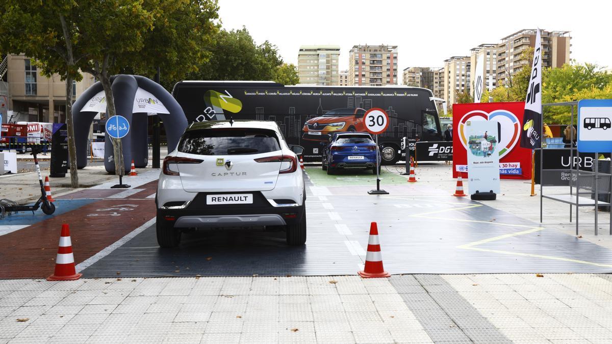 Vehículos eléctricos en uno de los puestos del VI Encuentro de ciudades que se celebra en Zaragoza.