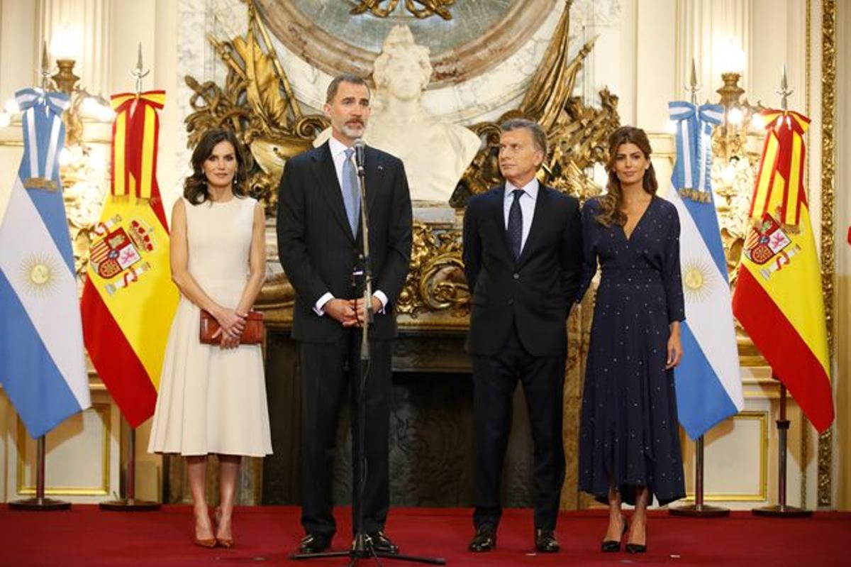 Letizia Ortiz y Juliana Awada con vestidos de largo midi en Argentina -  Woman