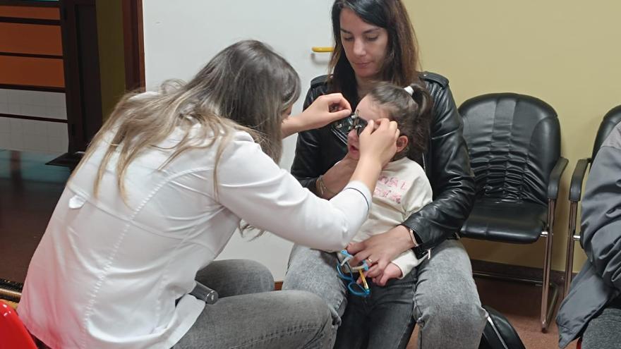 Los oftalmólogos de la Fundación Fernández-Vega pasan revista a los ojos de los usuarios de la Asociación Nora