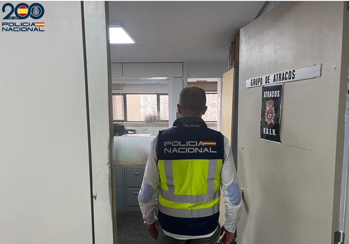 Un agente del Grupo de Atracos de la Policía Nacional en Palma.