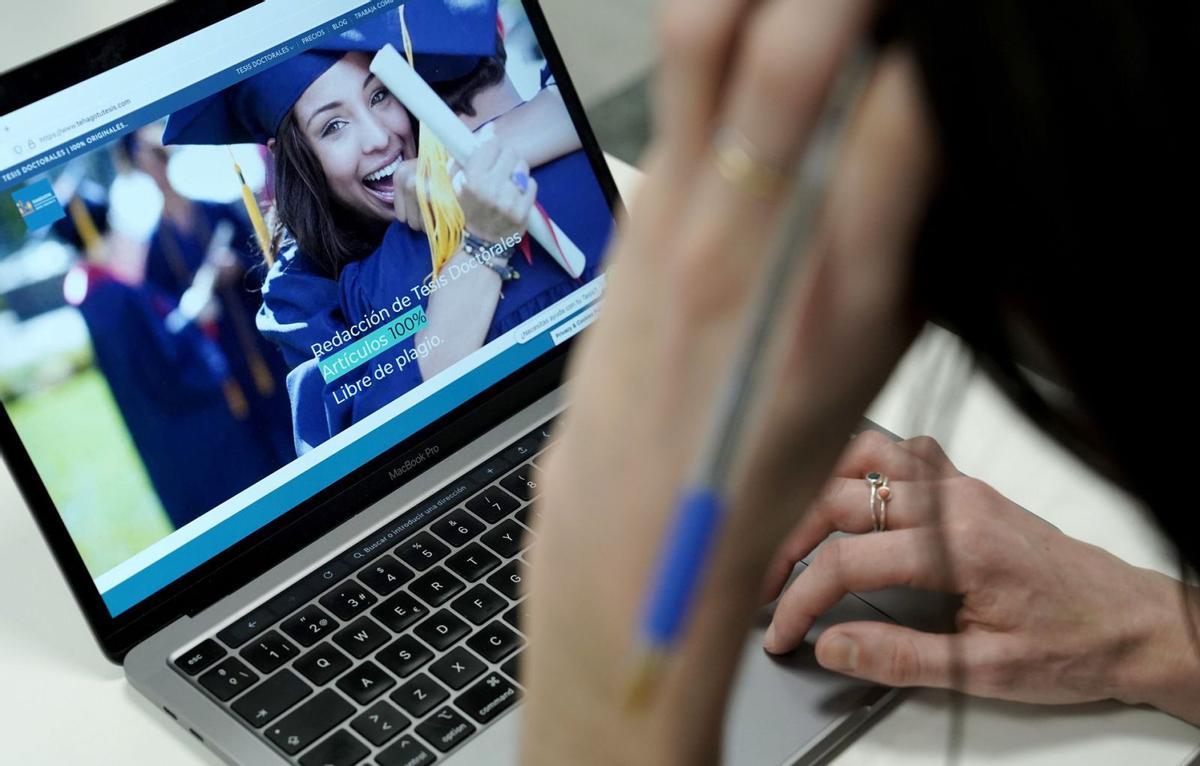 Professors alerten de webs que ofereixen treballs de final de grau per 1.800 euros