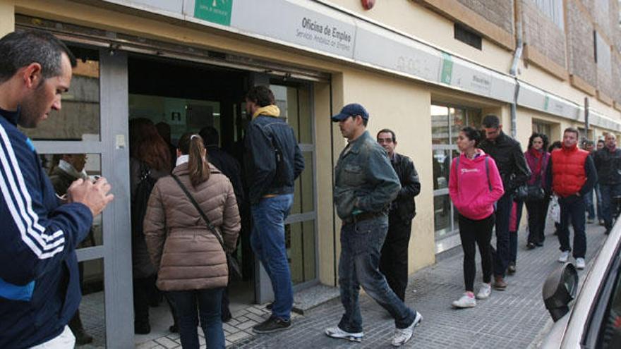 Un grupo de usuarios en una de las oficinas de empleo de Málaga.