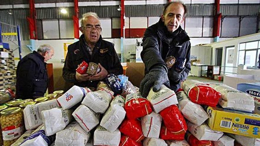 Dos voluntarios del Banco de Alimentos de Zamora ordenan los productos donados.