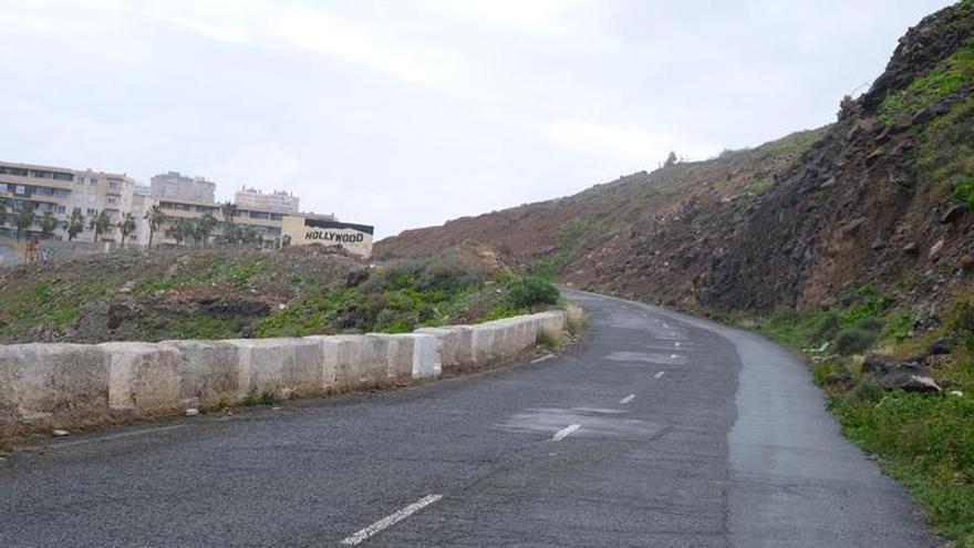 No es una calle más: Las Palmas de Gran Canaria asfalta una vía deteriorada por el paso continuo de vehículos pesados