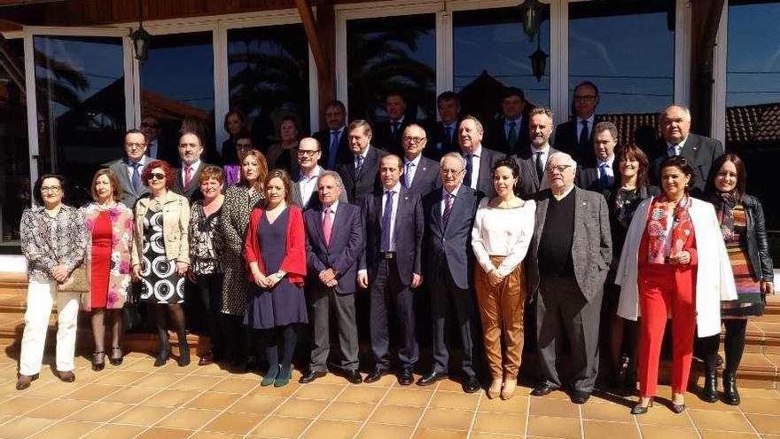 Foto de familia de los homenajeados por el Colegio de Graduados Sociales, ayer, en Pruvia.