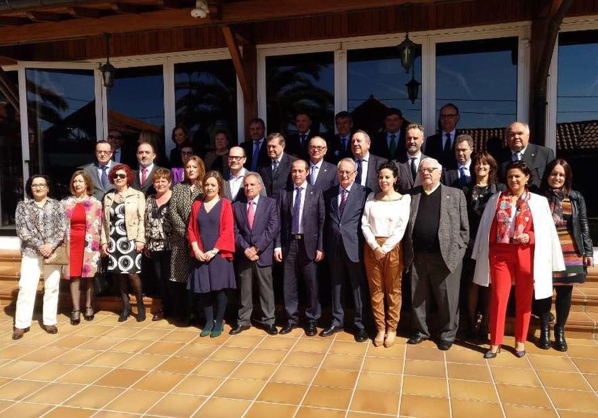Foto de familia de los homenajeados por el Colegio de Graduados Sociales, ayer, en Pruvia.