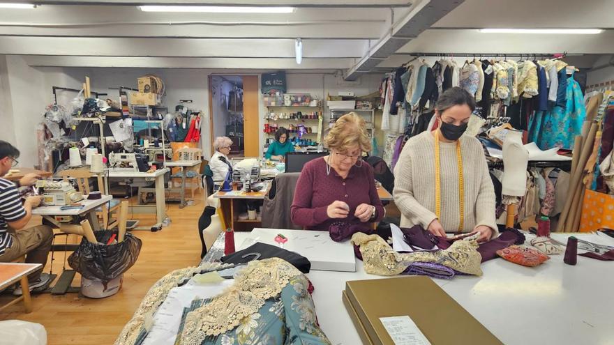 La fiebre por vestirse en Fallas dispara el trabajo en los talleres y las ofertas de alquiler de trajes