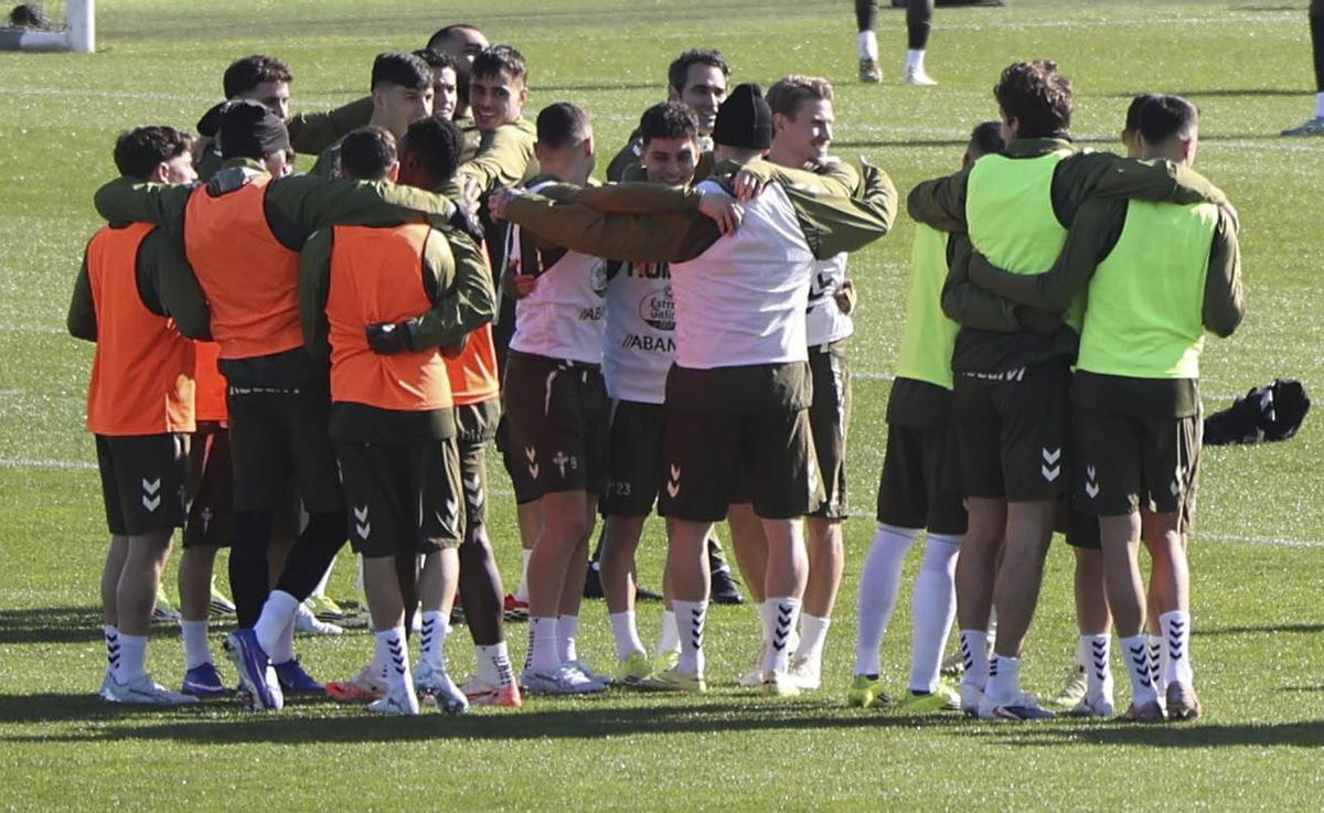 Los jugadores del Celta, en el comienzo del entrenamiento de ayer en Afouteza. | ALBA VILLAR