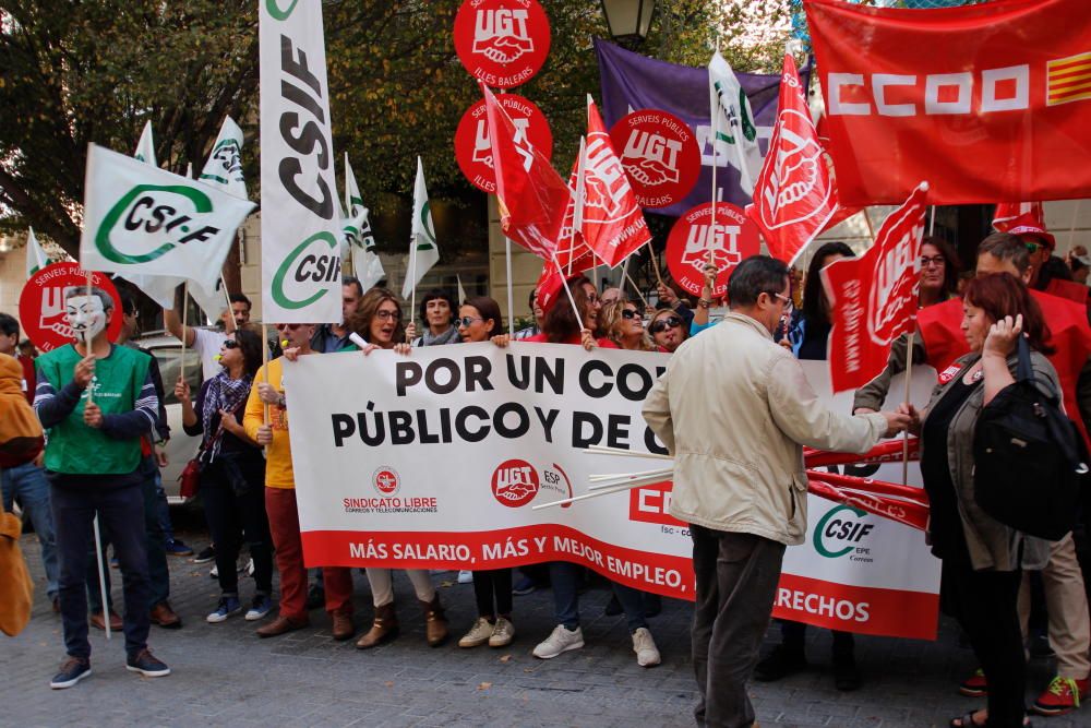 Protesta de funcionarios de Correos en Palma