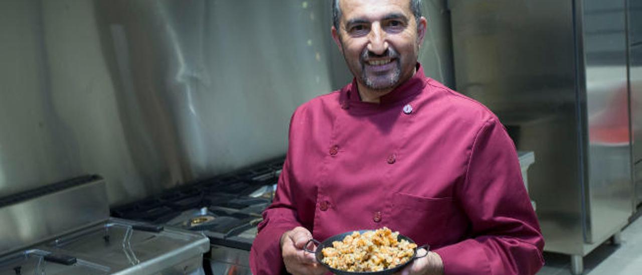 Marcos Gutiérrez, chef majorero del Restaurante Casa Marcos, Guía Michelin 2016, con una de sus creaciones.