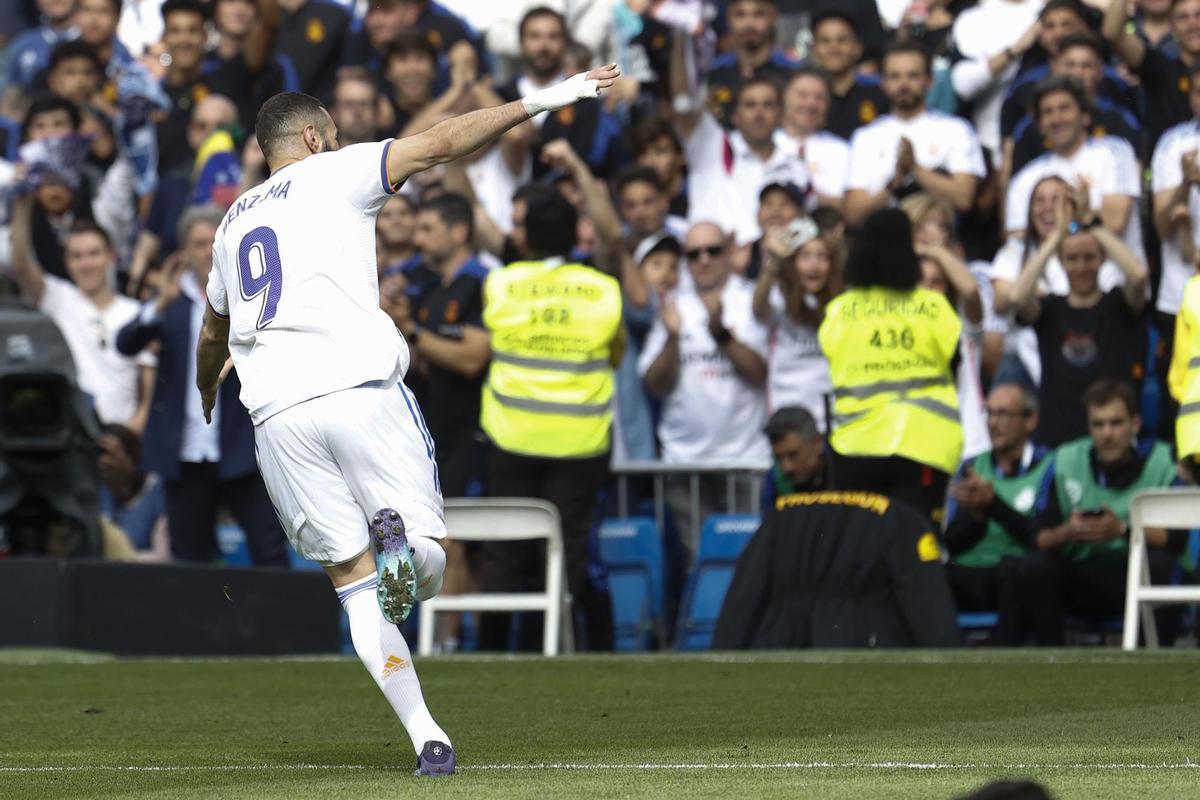 MADRID, 30/04/2022.- El delantero francés del Real Madrid Karim Benzema celebra su gol ante el Espanyol, el cuarto del equipo, durante el partido de Liga que Real Madrid y Espanyol disputan este sábado en el estadio Santiago Bernabéu de la capital. EFE/Chema Moya