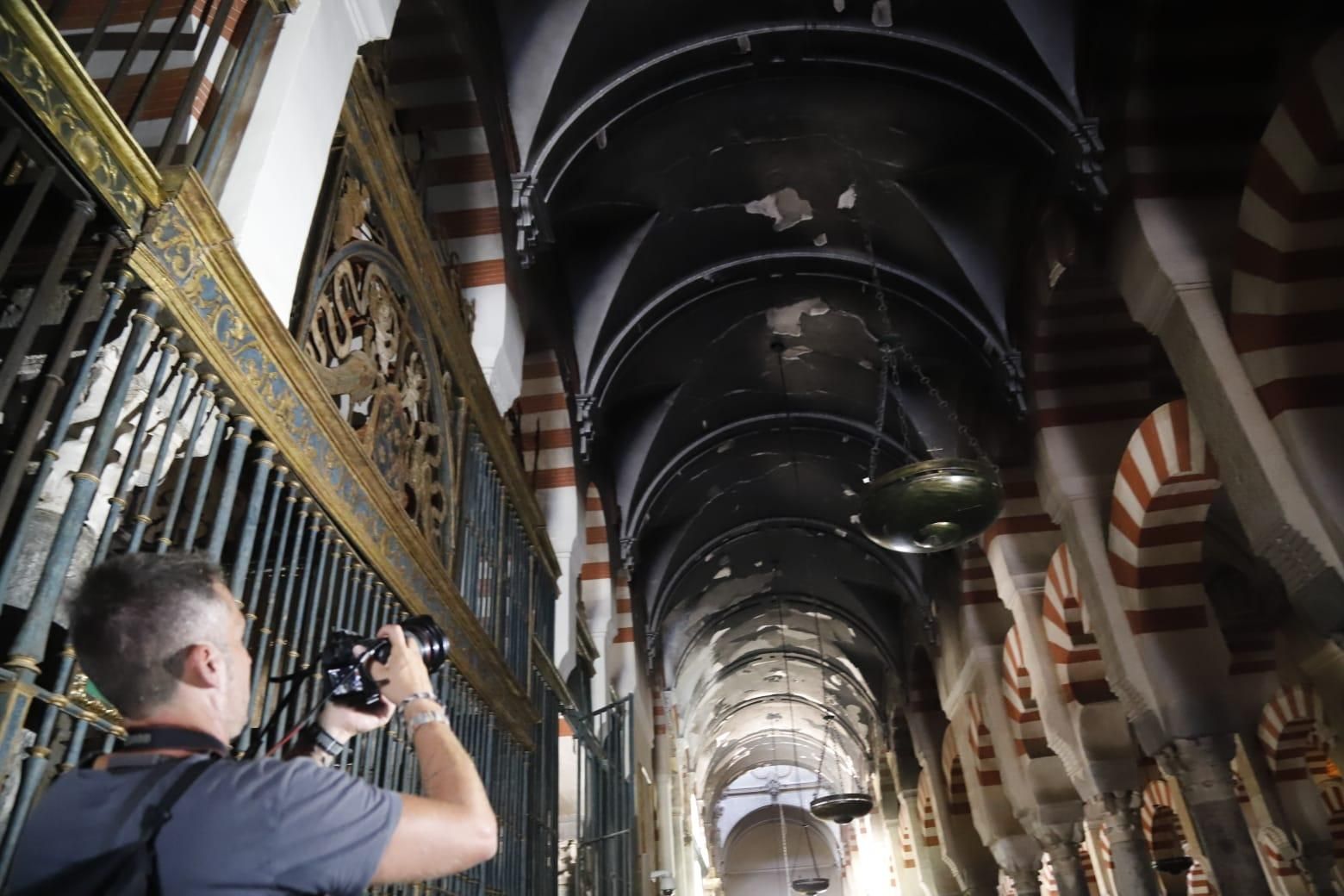 Tras el incendio: las imágenes de la zona afectada por el fuego en la Mezquita-Catedral