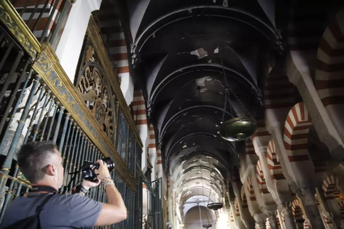 Tras el incendio: las imágenes de la zona afectada por el fuego en la Mezquita-Catedral