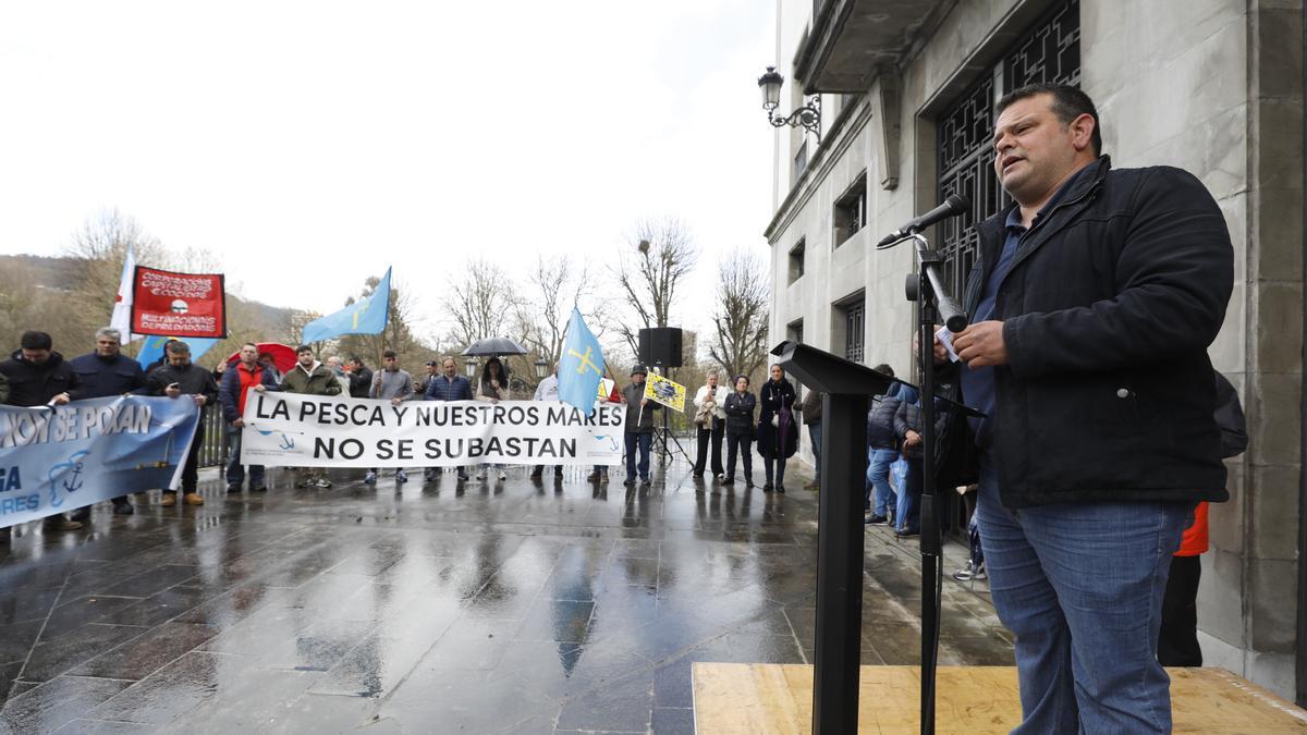 Adolfo García, presidente de la Federación de Cofradías de Pescadores de Asturias, interviene en la protesta frente a la Delegación del Gobierno.