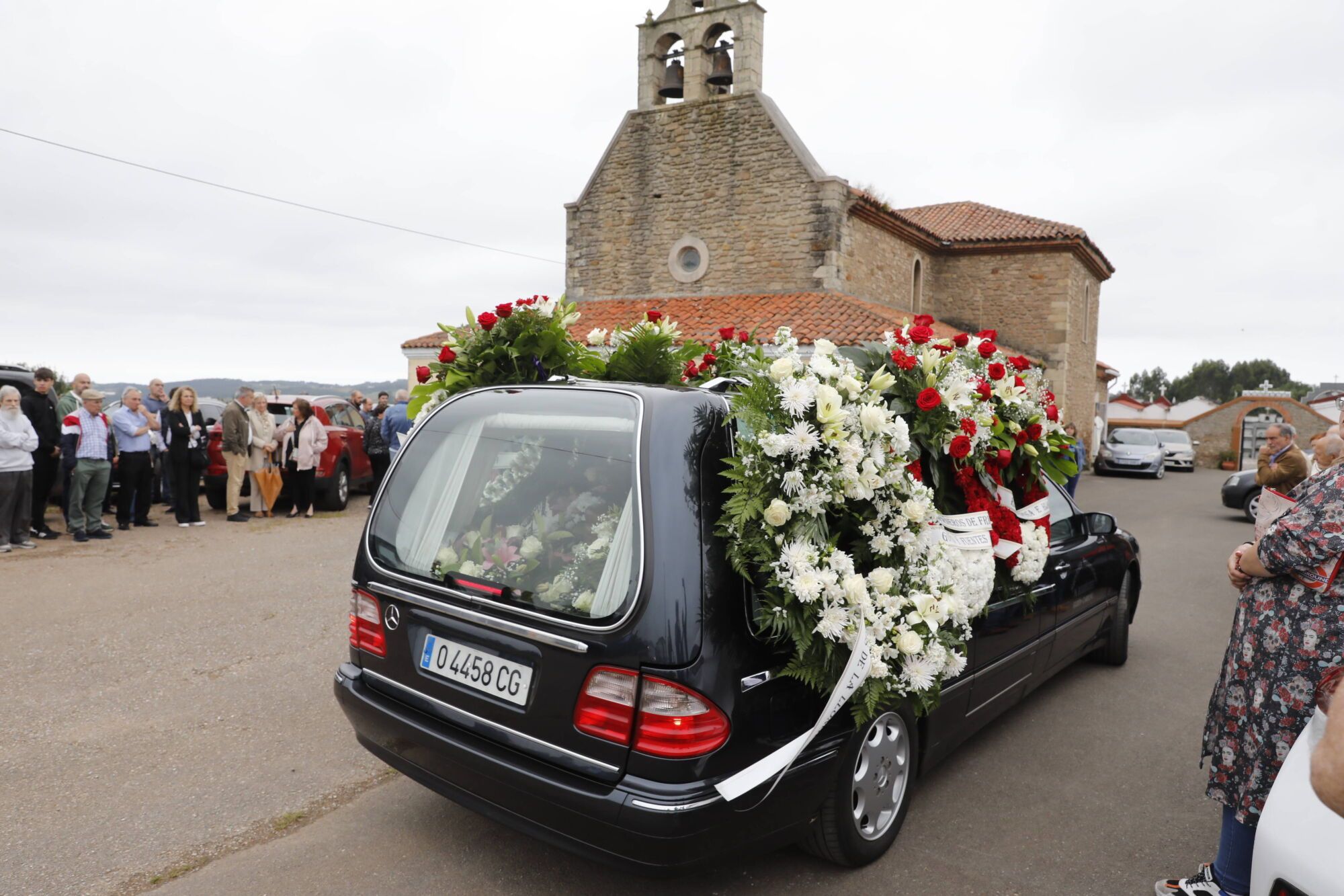 EN IMÁGENES: Funeral en Gozón por Pablo González Artime, uno de los fallecidos en el accidente de la nave ganadera de Coaña