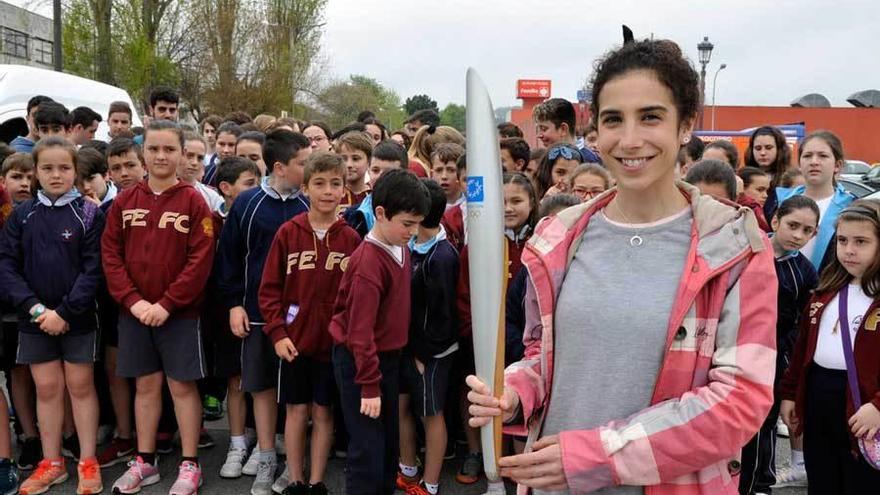 Lucía Álvarez, con la antorcha, en los instantes previos a la salida de la marcha.