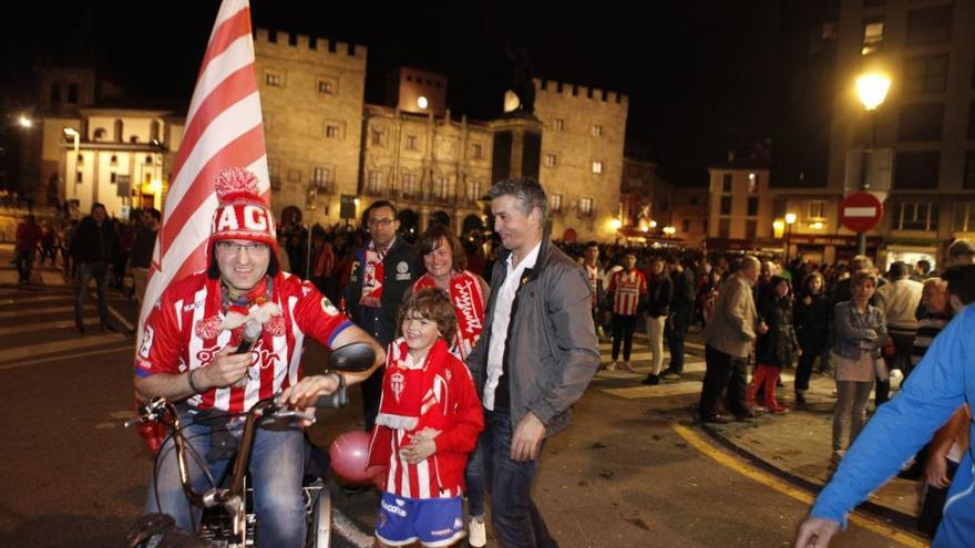 El sportinguismo toma la noche gijonesa