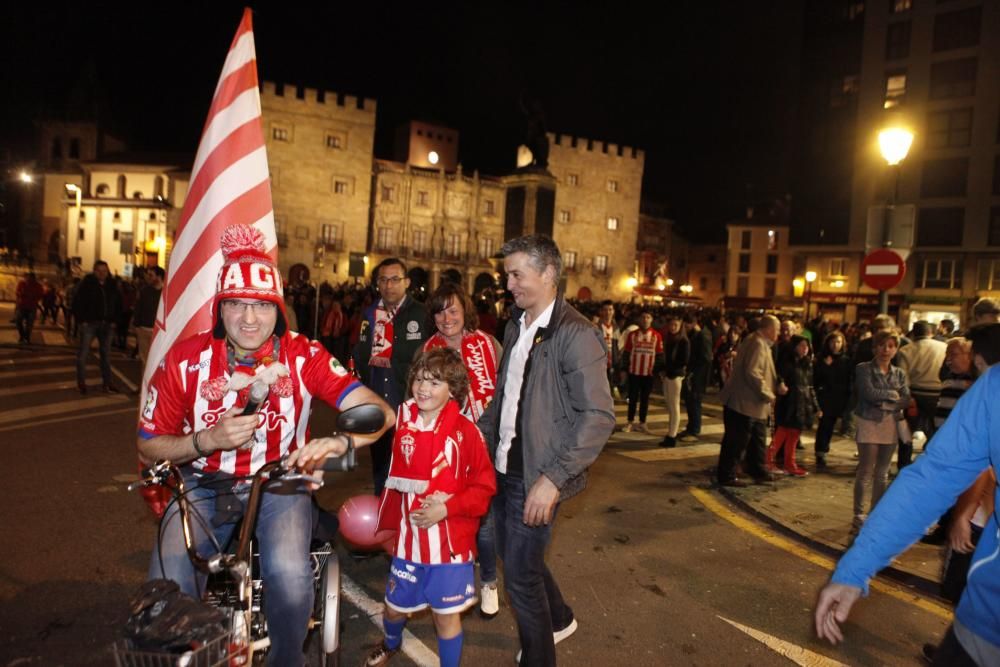 Celebración rojiblanca en la plaza del Marqués