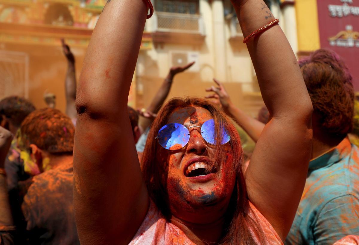 Celebración del Holi, festival de los colores, en Calcuta