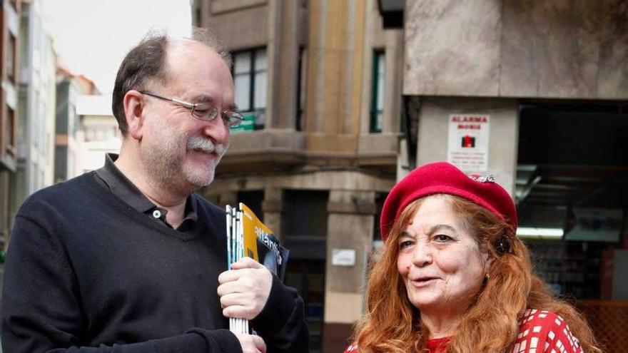 Carlos Taibo e Isabel Escudero, ayer en Gijón, antes de intervenir en la &quot;Semana negra&quot;.