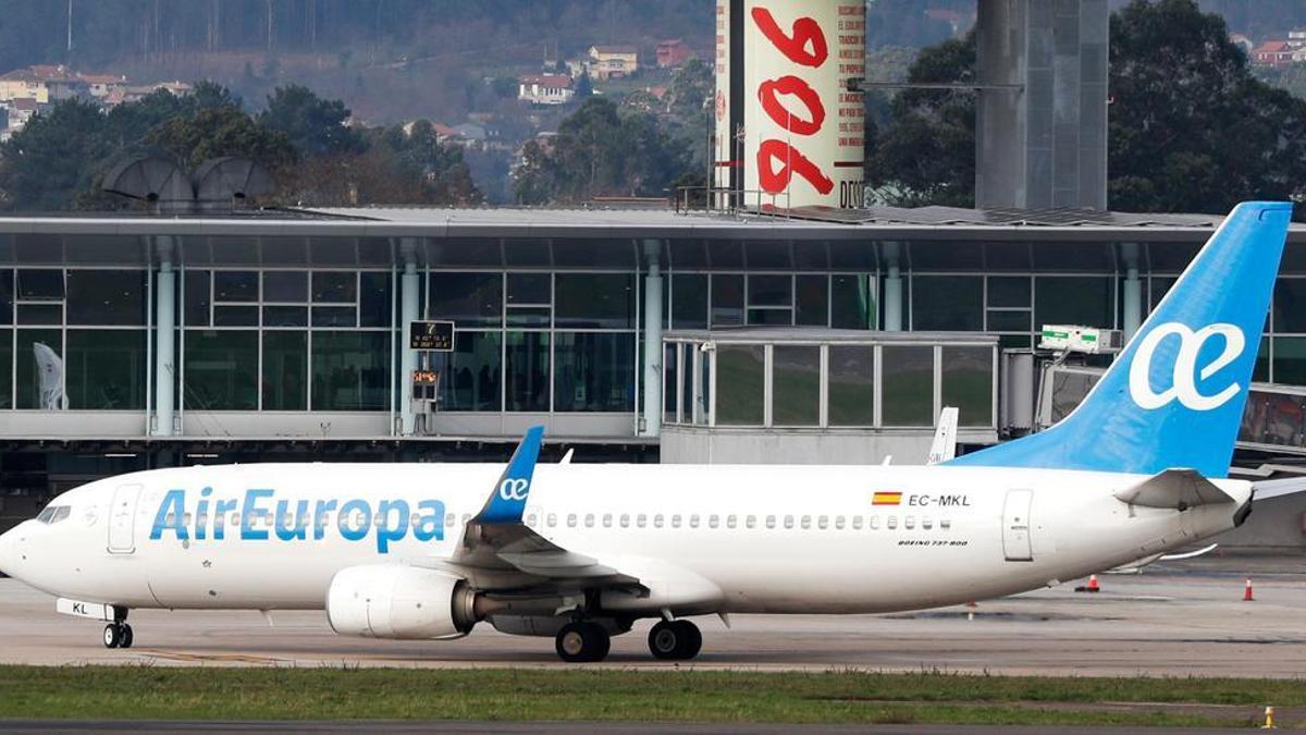 Un avión de Air Europa, ayer, en Peinador.