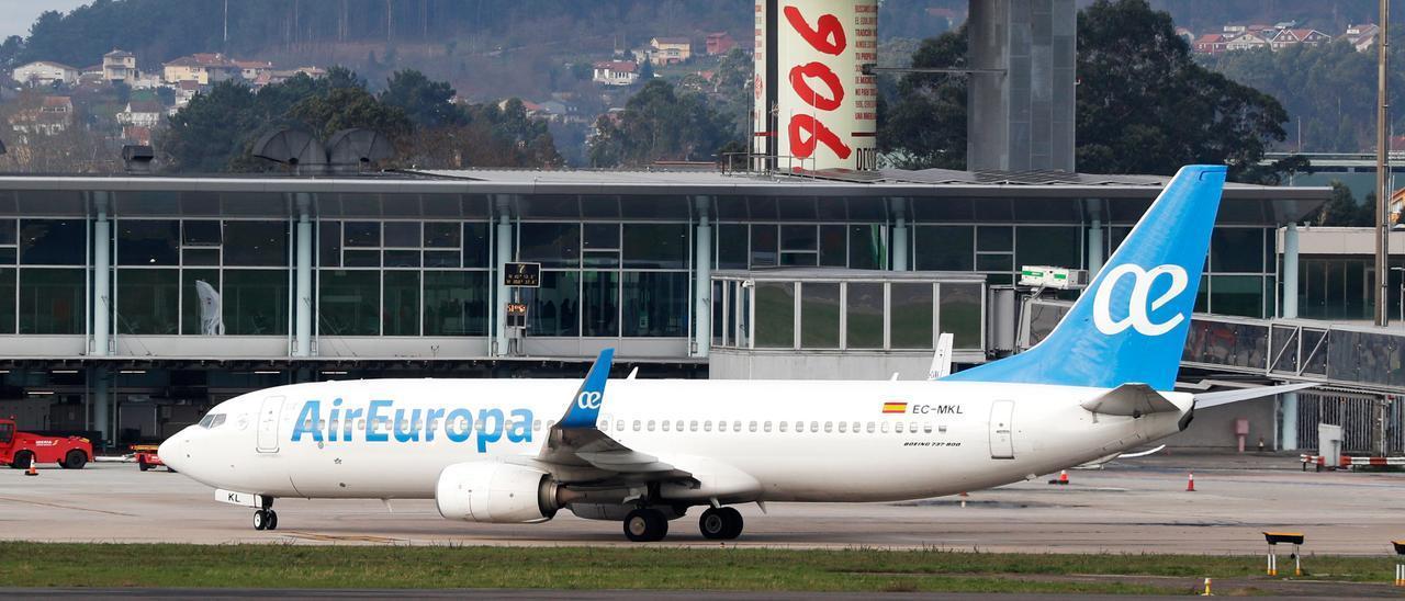 Un avión de Air Europa, ayer, en Peinador.