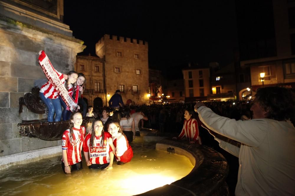 Celebración rojiblanca en la plaza del Marqués