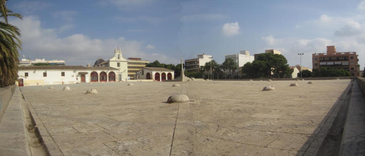 Patio de &#039;Les Sitges&#039;, con la cruz en el centro y la Ermita de Sant Roc y otras  dependencias anexas al fondo a la izquierda.