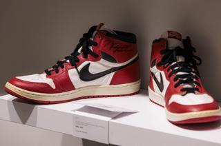 Dos pares de zapatillas de Michael Jordan recaudan casi 300.000 dólares en subasta