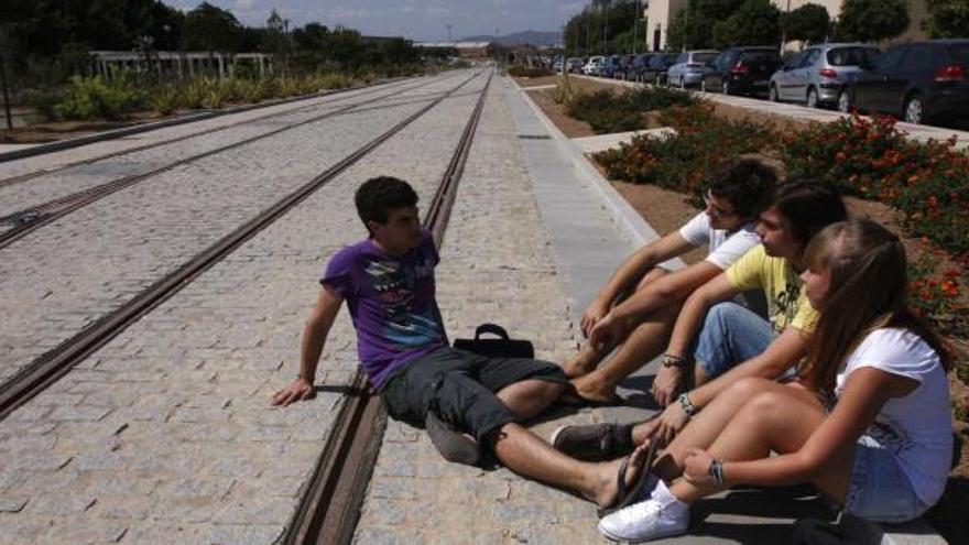 El tramo en superficie del metro que atraviesa el campus está terminado desde hace meses.