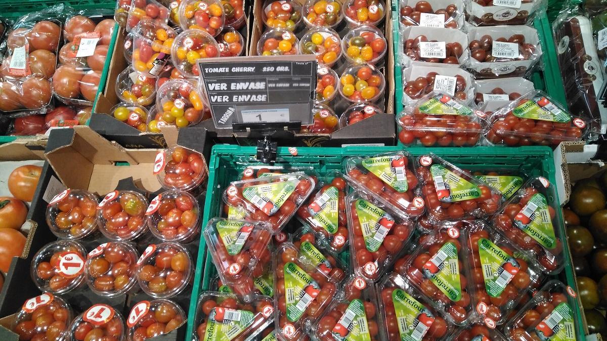 Alimentos envasados en plástico en un supermercado.