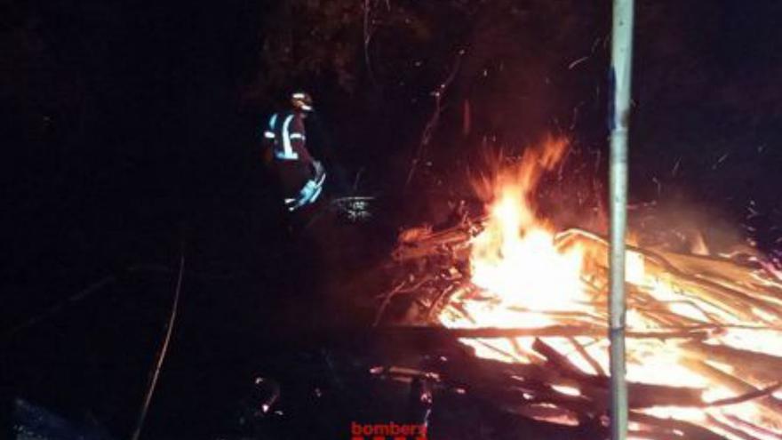 Un foc crema canyes i matolls a Sant Miquel de Fluvià