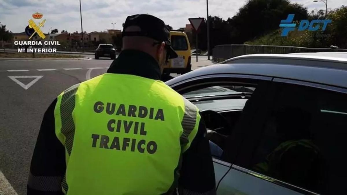 Ein Beamter der Guardia Civil bei der Verkehrsregelung.