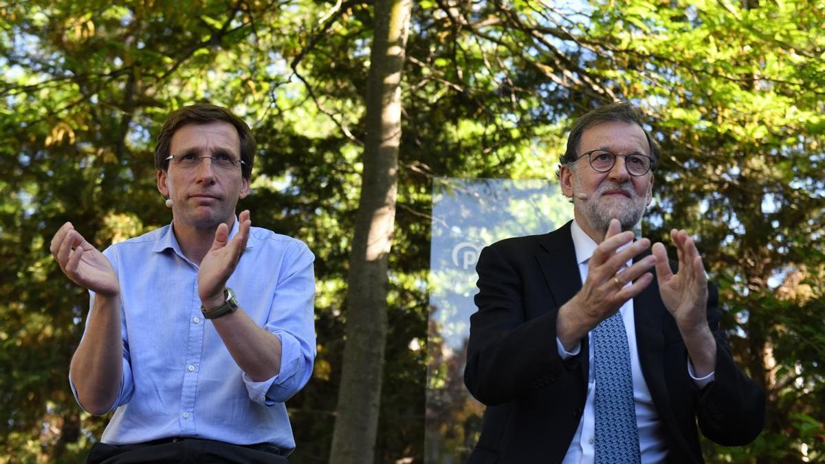 El expresidente del Gobierno Mariano Rajoy participa en un acto con jóvenes del PP de Madrid junto al alcalde de la capital, José Luis Martínez-Almeida.