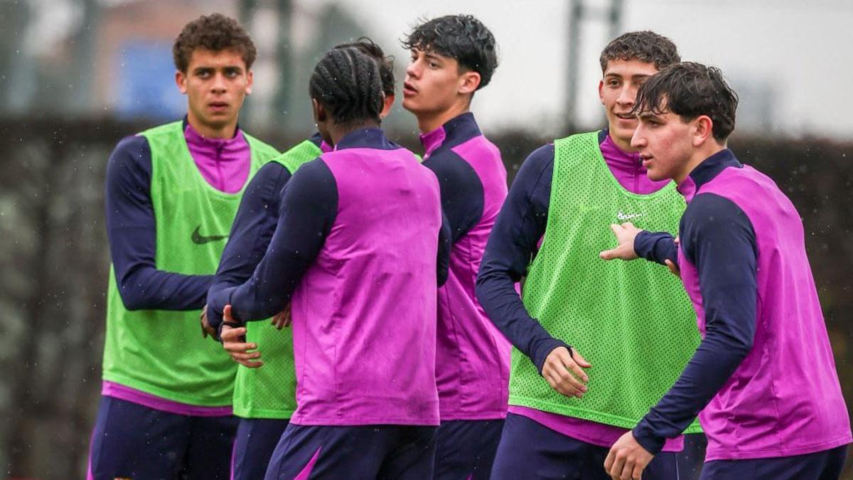 Patricio Pacífico, con varios compañeros del filial este viernes