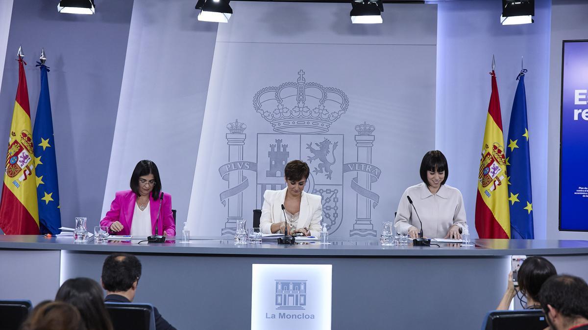 (I-D) La ministra de Sanidad, Carolina Darias; la ministra portavoz, Isabel Rodríguez; y la ministra de Ciencia e Innovación, Diana Morant, comparecen tras la reunión del Consejo de Ministros,