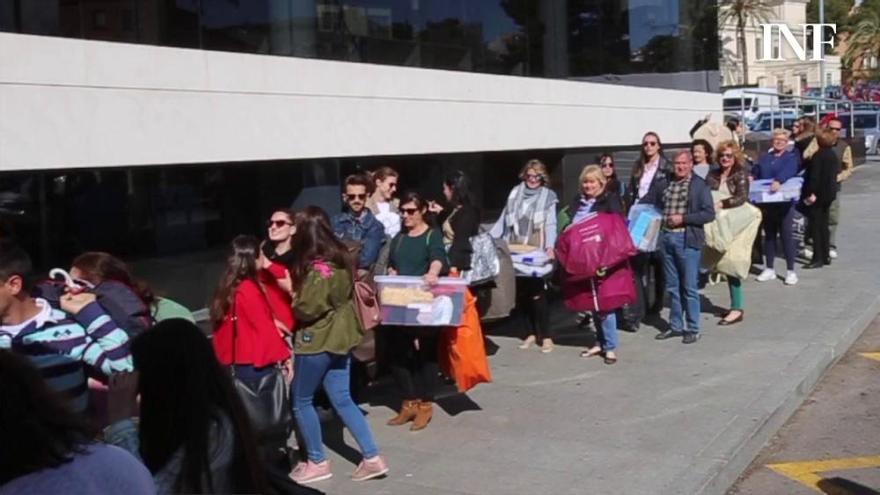 Las candidatas a Bellea cargan los trajes con los que desfilarán en Lyon