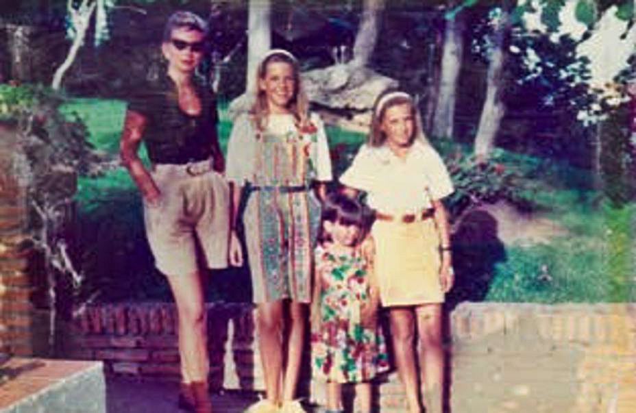 Con sus hijas, en Marbella, en 1990.