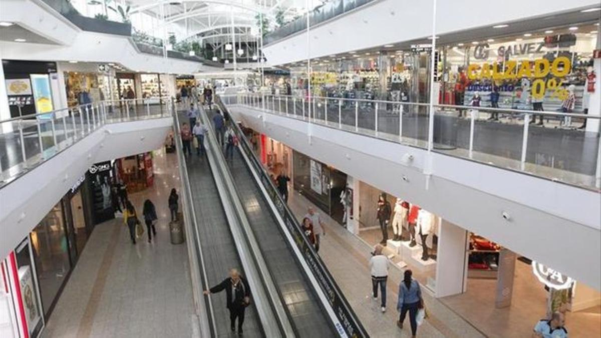 Interior del Centro Comercial El Arcángel de Córdoba.