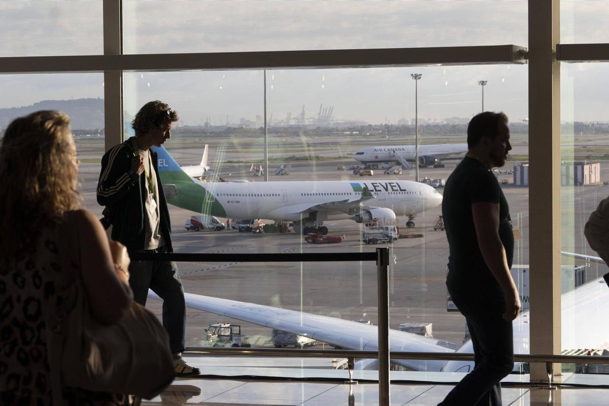 Diversos aviones vistos desde la terminal T1 del aeropuerto de Barcelona-El Prat.