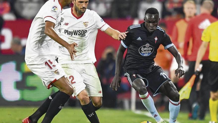 Pione Sisto, rodeado por Nzonzi y Corchia, ayer, en el Sánchez Pizjuán. // LOF