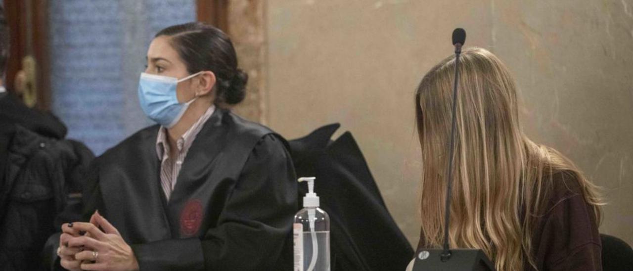 La acusada, a la derecha, durante el juicio en la Audiencia.