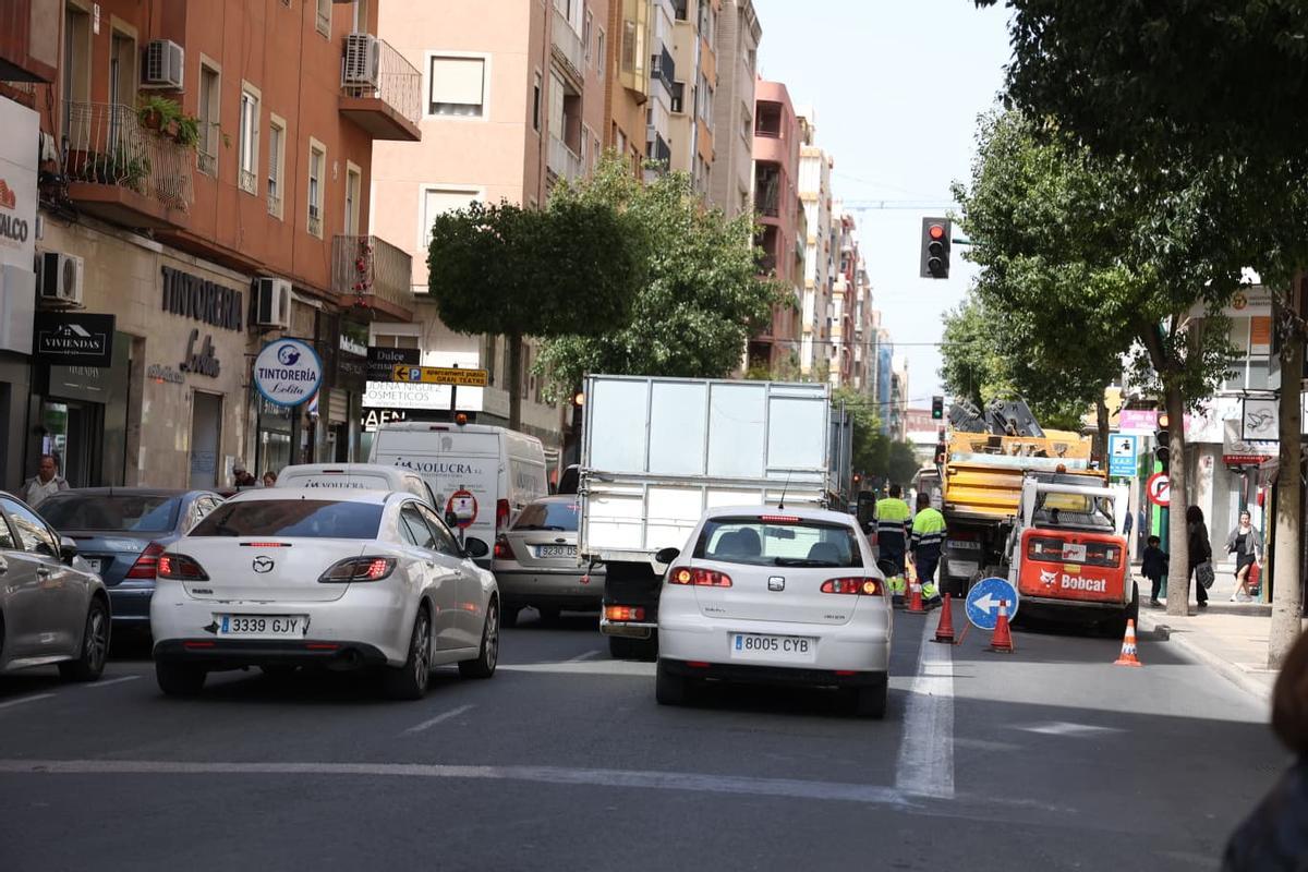 El objetivo de realizar las obras de asfaltado estos días en Elche es reducir las molestias en la circulación
